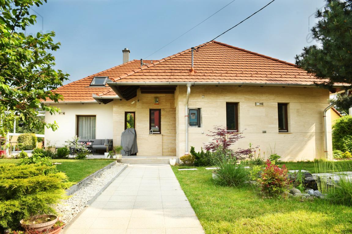 Bérbeadó Nagykovácsi szép részén, jó közlekedésnél, az erdőtől 300 méterre egy gyönyörű, modern és letisztult stílusban épült családi ház