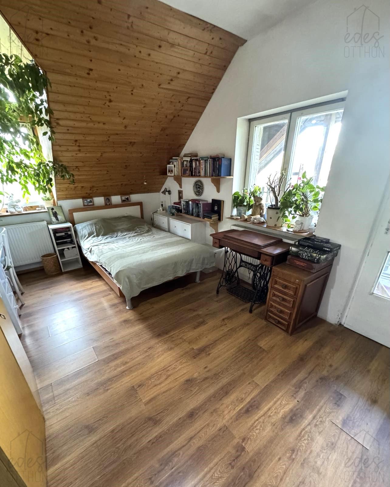 Eladó különleges tetőtéri lakás panorámával, saját kertrésszel